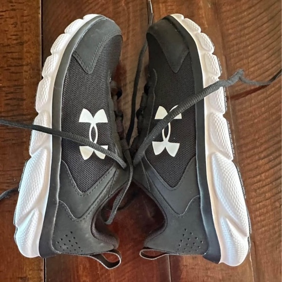 Boys Under Armour Shoes - Picture 3 of 3